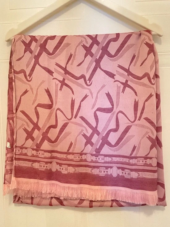 Patterned scarf with Reversible Ribbon Pattern on both sides - Picture 2 of 7